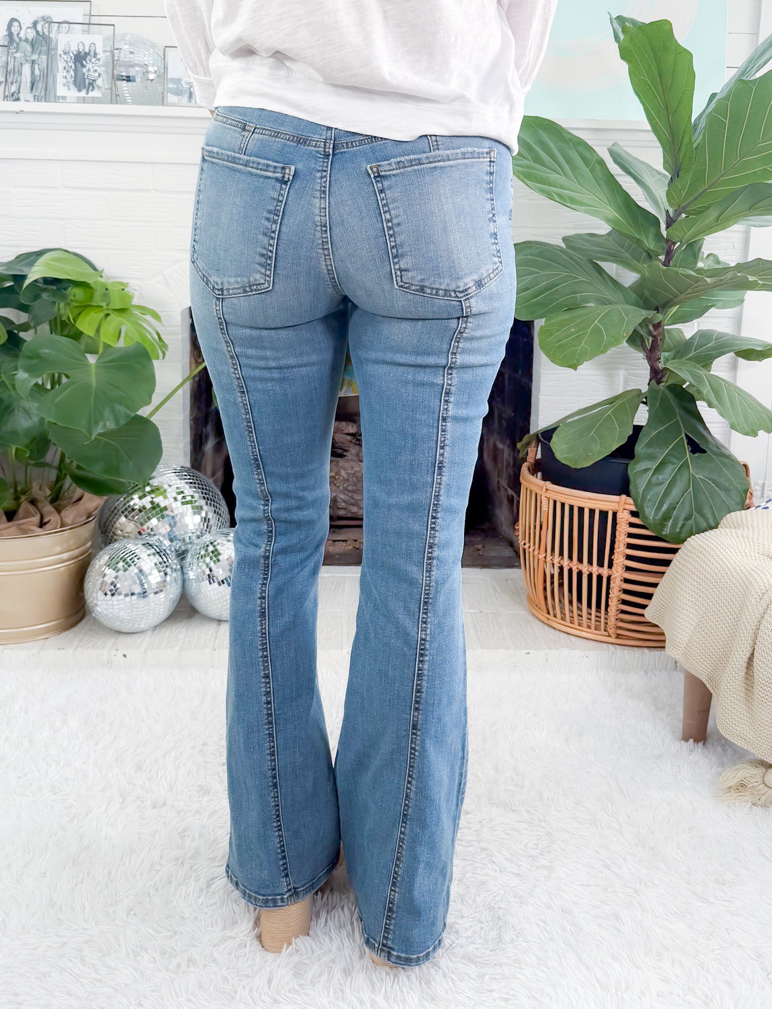 Ana Acceptance Super Flare Seamed Jean KUT