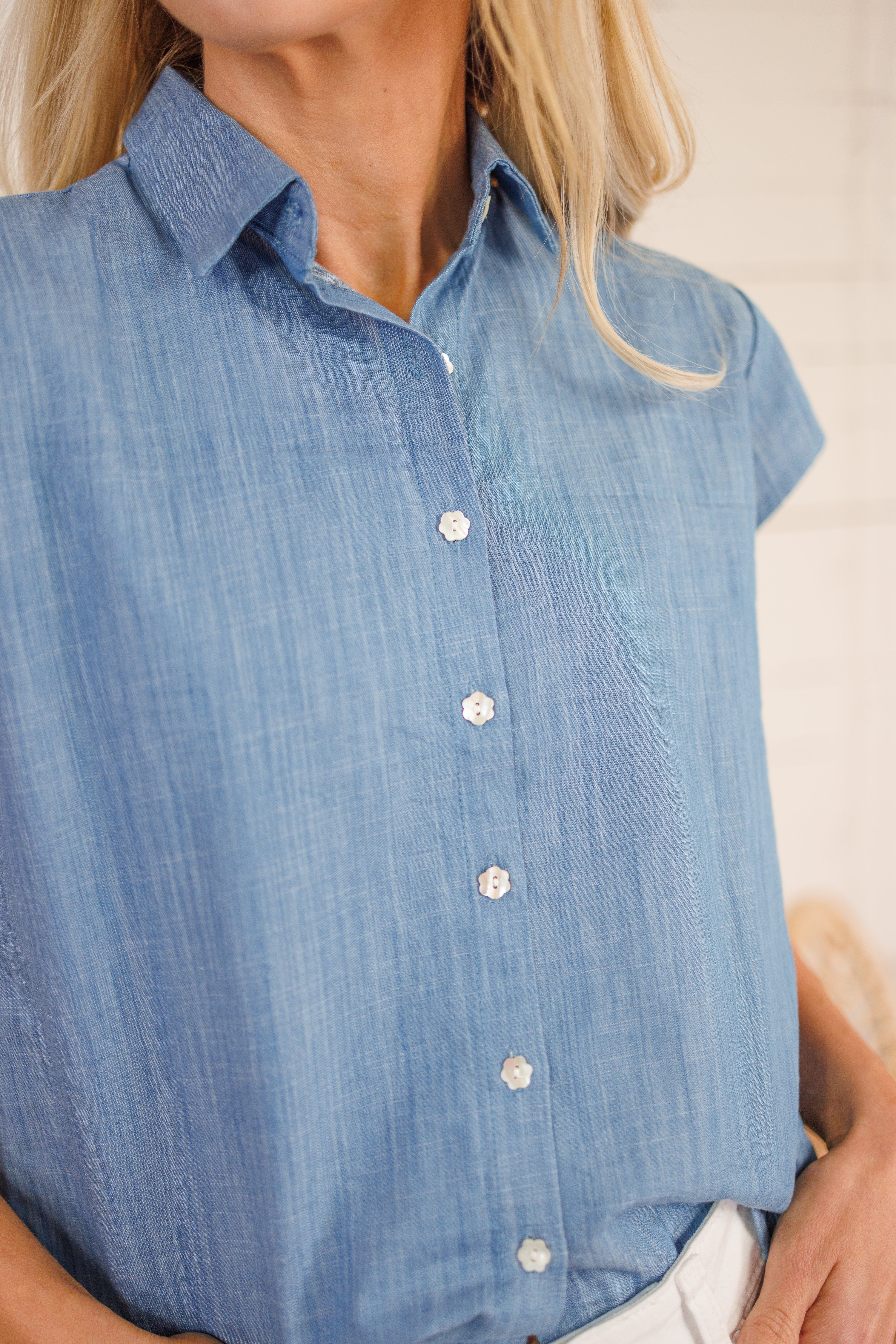 Thomas Chambray + Flower Button Top Compania Fantastica